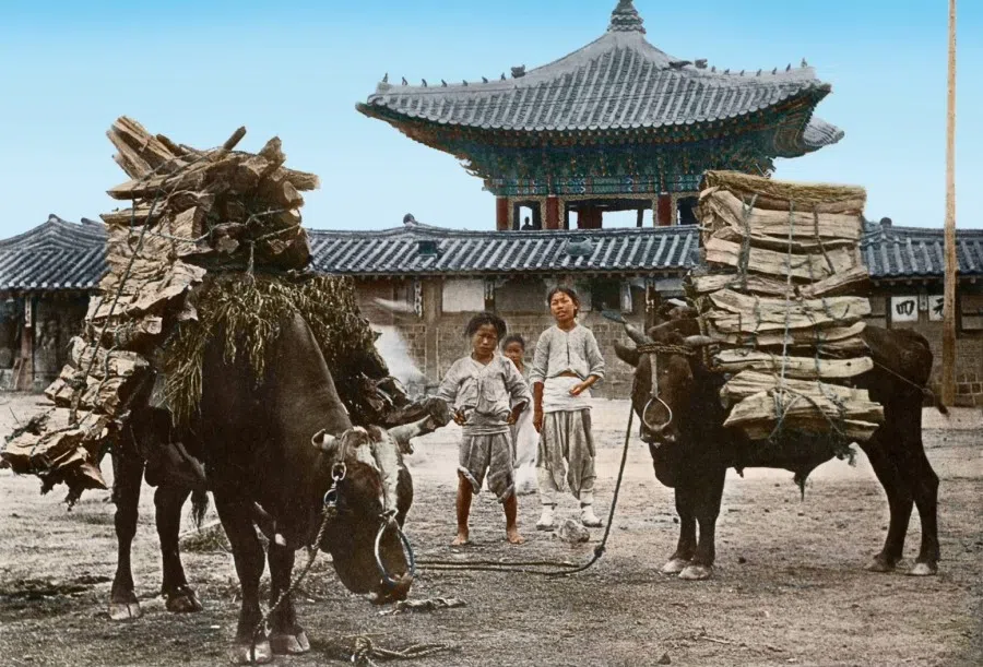 Everyday life of commoners in the city of Hanyang, circa 1900.