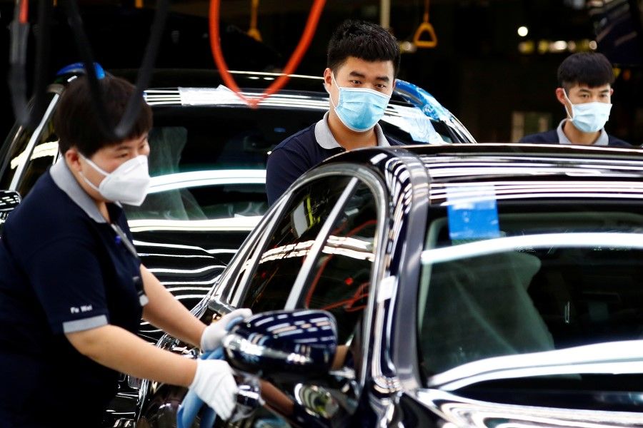 Employees at a plant of Daimler-BAIC joint venture's Beijing Benz Automotive Co in Beijing, 13 May 2020. (Thomas Peter/REUTERS)