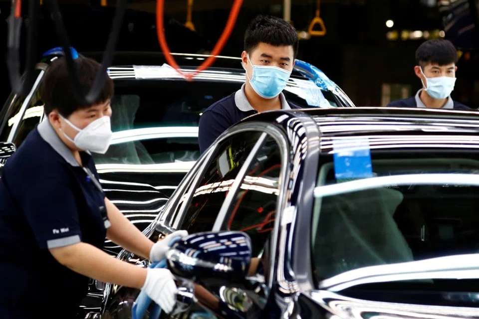 Employees at a plant of Daimler-BAIC joint venture's Beijing Benz Automotive Co in Beijing, 13 May 2020. (Thomas Peter/REUTERS)