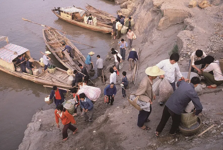 A small boat at the Chongqing ferry terminal on the Yangtze River used for short-distance crossings, 1993. (Koichi Saito)