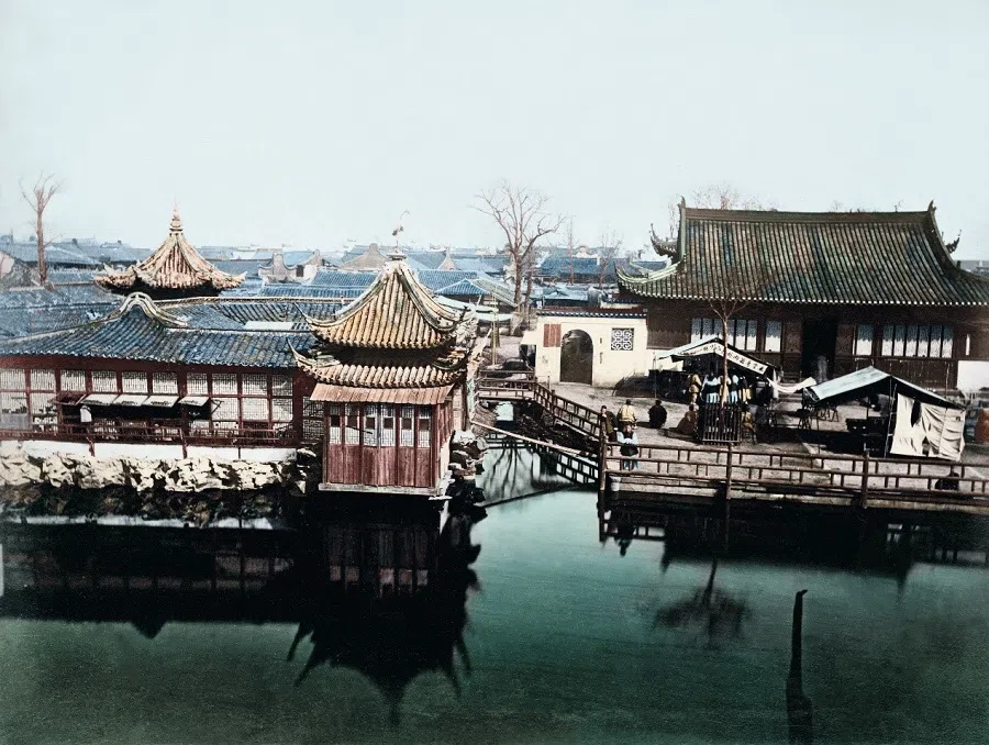 In the 1880s, riverside taverns lined the Qinhuai River in Nanjing, reflecting the area’s cultural richness.