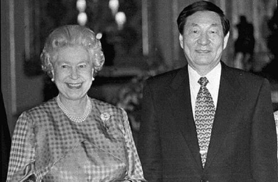 Chinese Premier Zhu Rongji and Queen Elizabeth II in the UK, 1998. (Internet)
