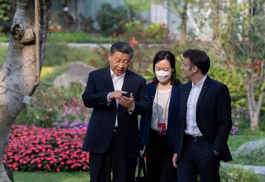 Chinese President Xi Jinping and French President Emmanuel Macron meet at the Guangdong province governor's residence, in Guangzhou, China, 7 April 2023. (Jacques Witt/Reuters)