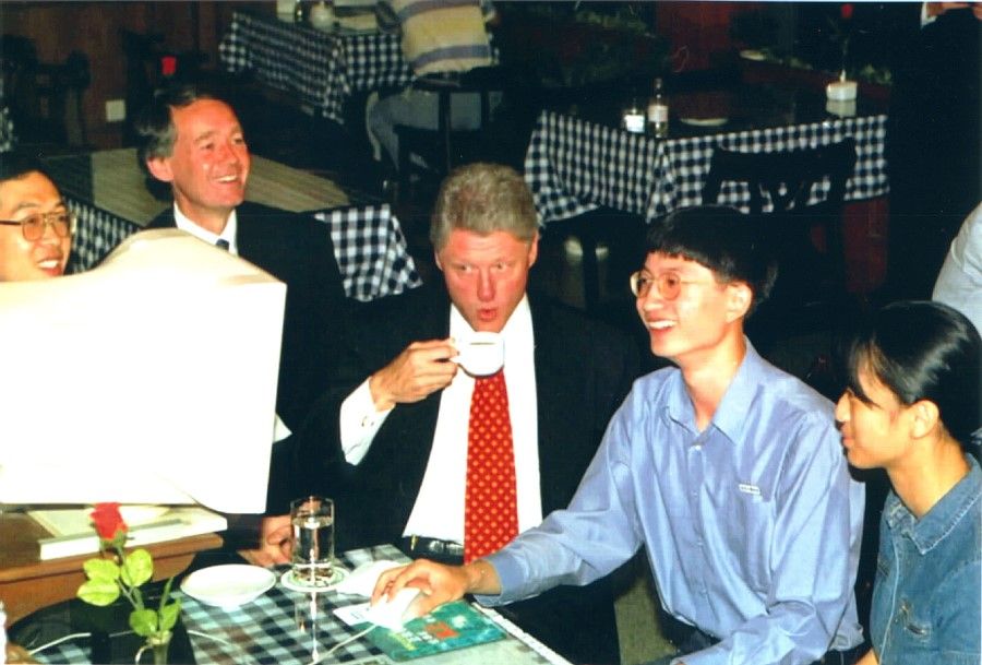 In 1998, US President Bill Clinton visited China and went to a private internet cafe in Shanghai to take a look at new developments in China. At that time, there were only 30 internet cafes in Shanghai, and the software was imported from the US, with no local internet technology companies.