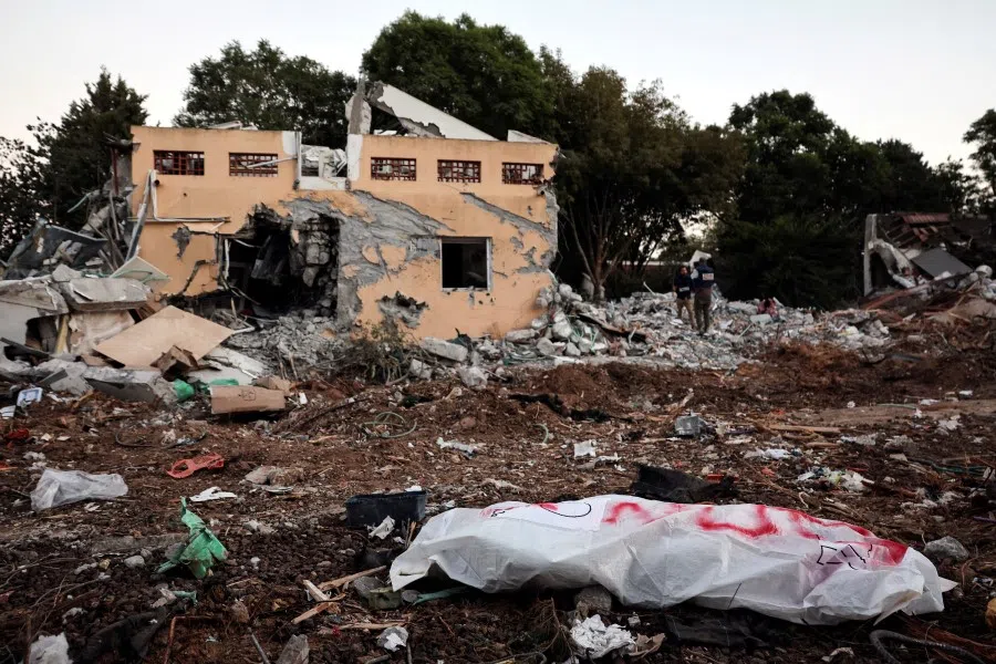 A dead body lies on the ground following a mass infiltration by Hamas gunmen from the Gaza Strip, in Kibbutz Beeri in southern Israel, 11 October 2023. (Violeta Santos Moura/Reuters)