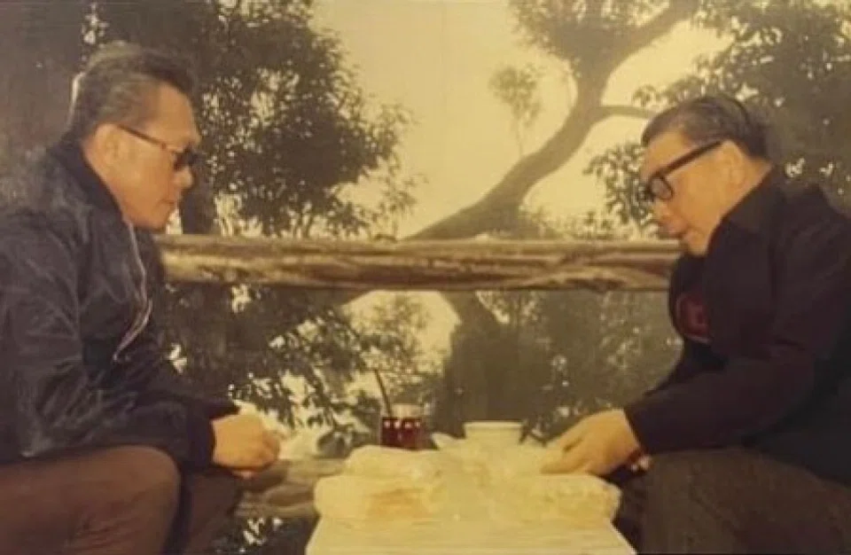 Singapore Prime Minister Lee Kuan Yew and Taiwan President Chiang Ching-kuo chat over tea in the mountains of central Taiwan, 1970s. They not only discussed official matters but also built a deep personal friendship. (Courtesy of the Chiang Ching-kuo Foundation)