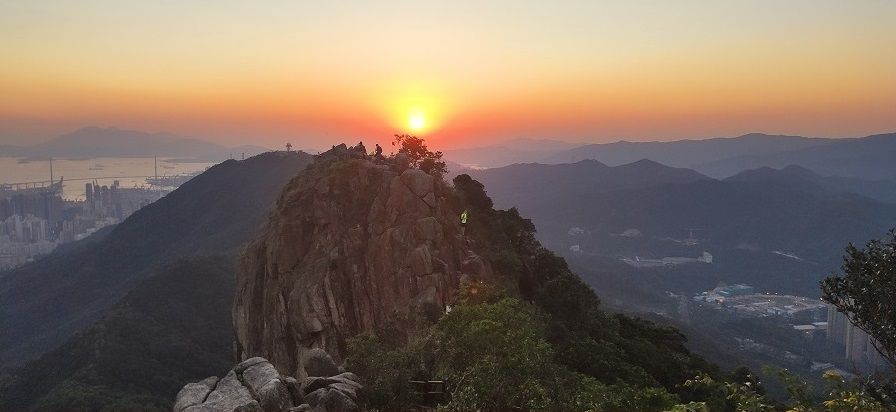 Lion Rock in Hong Kong at sunset. (Photo: Nhk9/Licensed under CC BY-SA 4.0)
