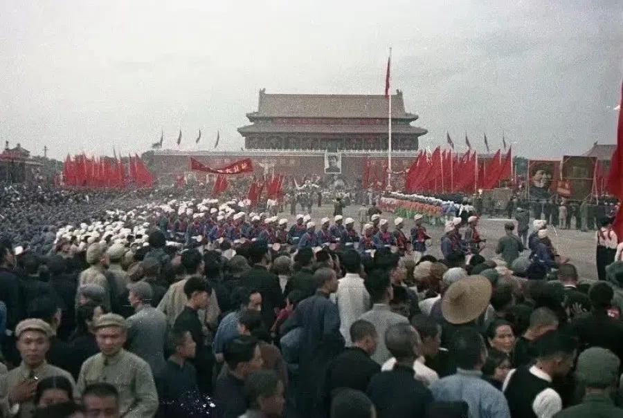 The people's parade at the grand ceremony. (Photo taken by Vladislav Mikosha)