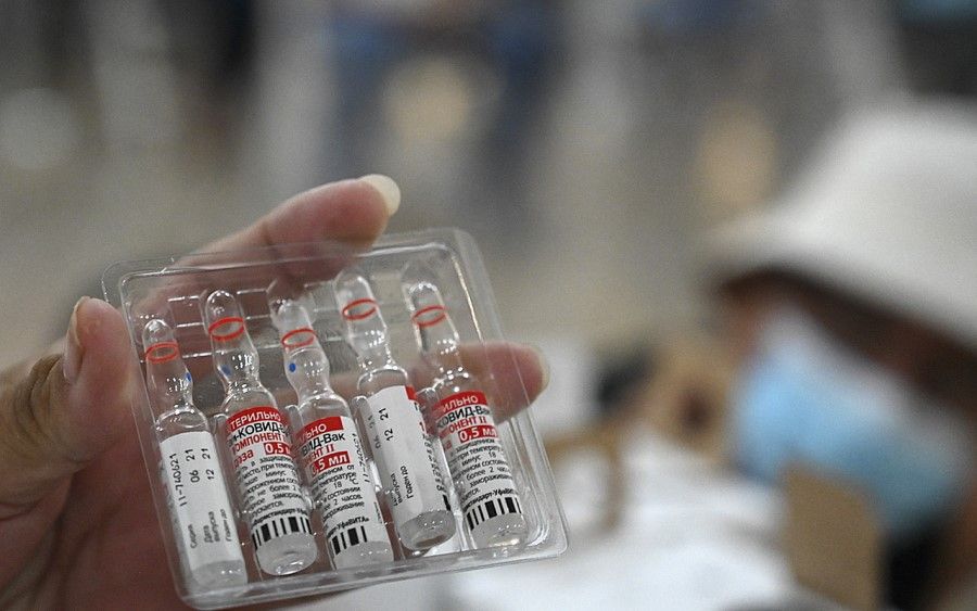 A nurse shows vials of the Sputnik V vaccine, 19 August 2021. (Orlando Sierra/AFP)