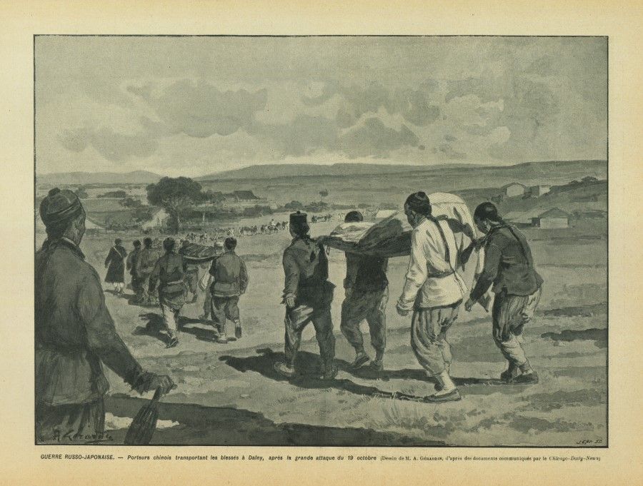 During the war, Japan and Russia pressed Chinese civilians into hard labour. This group transporting dead bodies was one example. Here, the body of a Japanese soldier is wrapped with only a white cloth, carried back to the town by four Chinese to be buried. However, if there were too many bodies to be buried, they were cremated. In the Battle of Jinzhou, casualties were heavy on both sides, with bodies everywhere. The Japanese made the Chinese go outside of the town to transport the bodies. According to a father and son who were part of the group, all the bodies were thrown into a ditch in the northwest of town and burned. Dozens of vehicles were used to transport about 15 or 16 bodies each, and these vehicles ran non-stop for about five days.