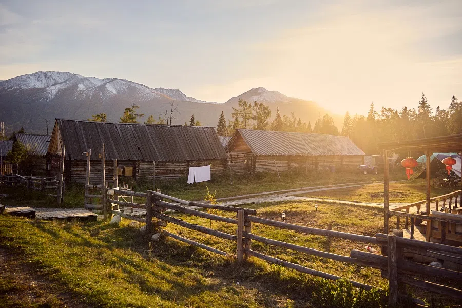 Approximately 2,000 Tuva people have lived in the ancient Tuva villages within the Kanas, Baihaba and Hemu scenic areas for a long time. The Tuva people, a branch of the Mongolian ethnic group, reside primarily in the Republic of Tuva within the Russian Federation. The tribes living in Xinjiang could be descendants of Genghis Khan’s westward expansion forces or immigrants from Siberia in the 17th century. This remains inconclusive.