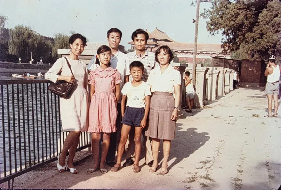 In 1980, Jiang Tianyi (front row, second from right) posed for a photo with his parents, sister and relatives in Beijing.