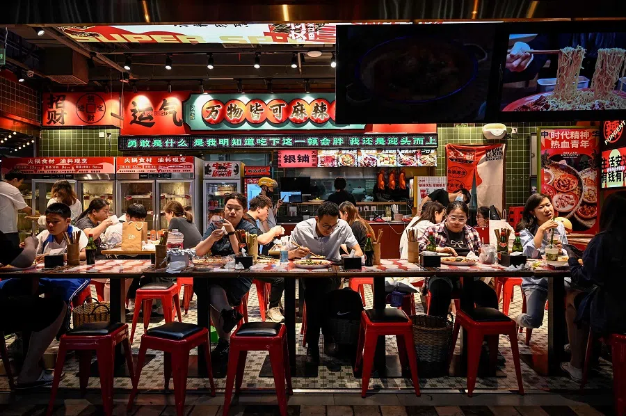People dine at a restaurant at a shopping mall in Beijing, China, on 26 May 2023. (Jade Gao/AFP)