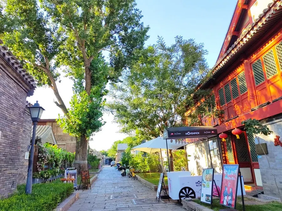 Beijing hutongs are gradually turning into trendy restaurants and cafes. (Photo: Meng Dandan)