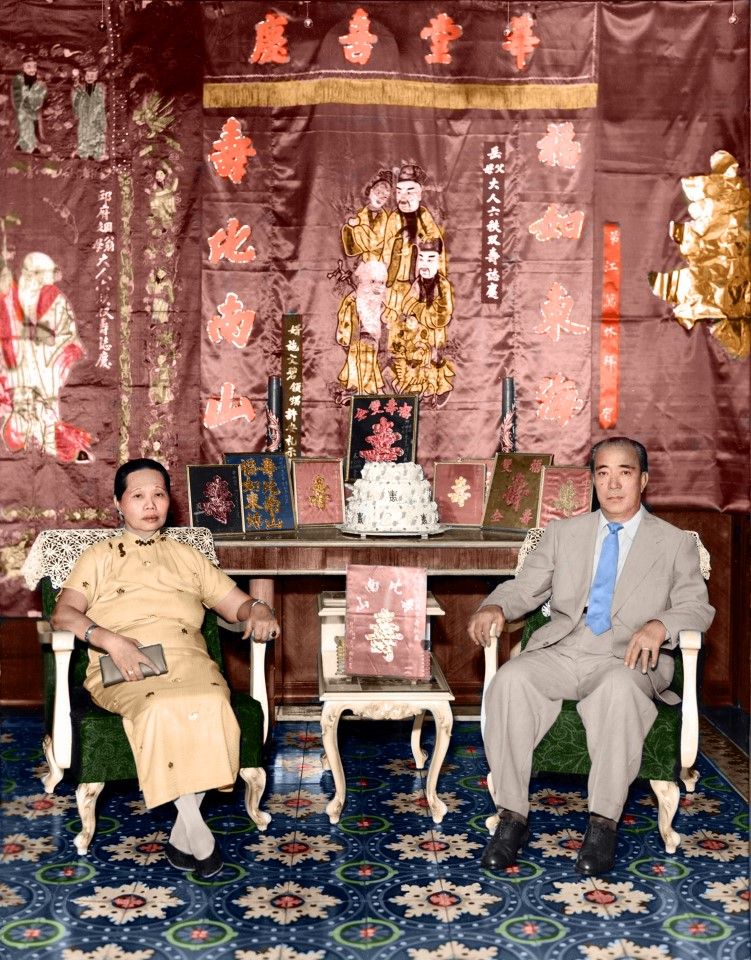 A Filipino-Chinese couple celebrates their sixtieth birthdays together, 1957. The man, in a Western-style suit, and the woman, dressed in a qipao, sit in a Chinese-style hall decorated with birthday scrolls. During the Song and Yuan dynasties, China engaged in trade with the Philippines, and during the later Ming and Qing dynasties, Chinese people gradually emigrated to the Philippines, bringing Chinese culture and Han traditions to Southeast Asia.