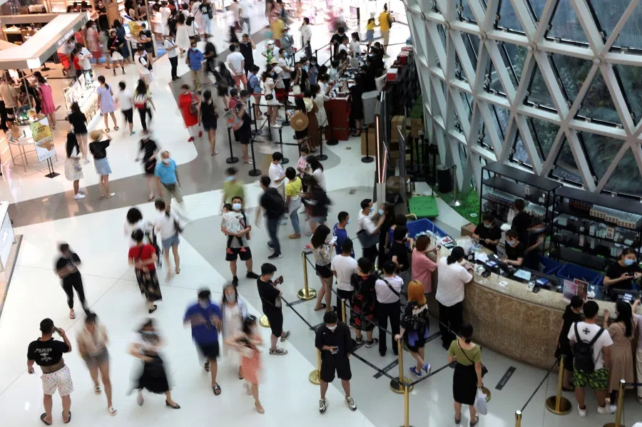 People wearing face masks shop at the Sanya International Duty Free Shopping Complex in Sanya, Hainan province, China, 25 November 2020. (Tingshu Wang/File Photo/Reuters)