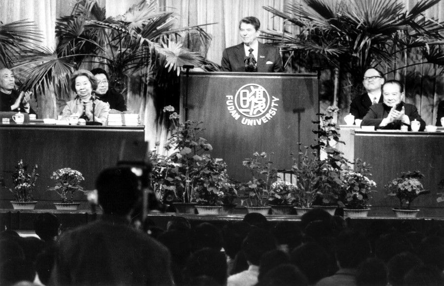 In April 1984, US President Ronald Reagan made an official visit to China and was invited to give a speech at Fudan University in Shanghai. On the right is Shanghai mayor Wang Daohan, and on the left is Fudan University president Xie Xide. Reagan was a Republican and was politically pro-Taiwan. However, after his election, he actively stepped up exchanges with China, and was the first sitting US president to visit China after the normalisation of China-US diplomatic relations. In his speech at Fudan, Reagan explained US-style democracy and freedom, which made a major impact on Chinese youths at the time.