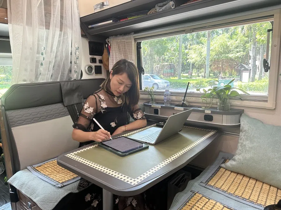 As an education consultant, Shen's job doesn't require her to sit in the office on a fixed schedule every day.