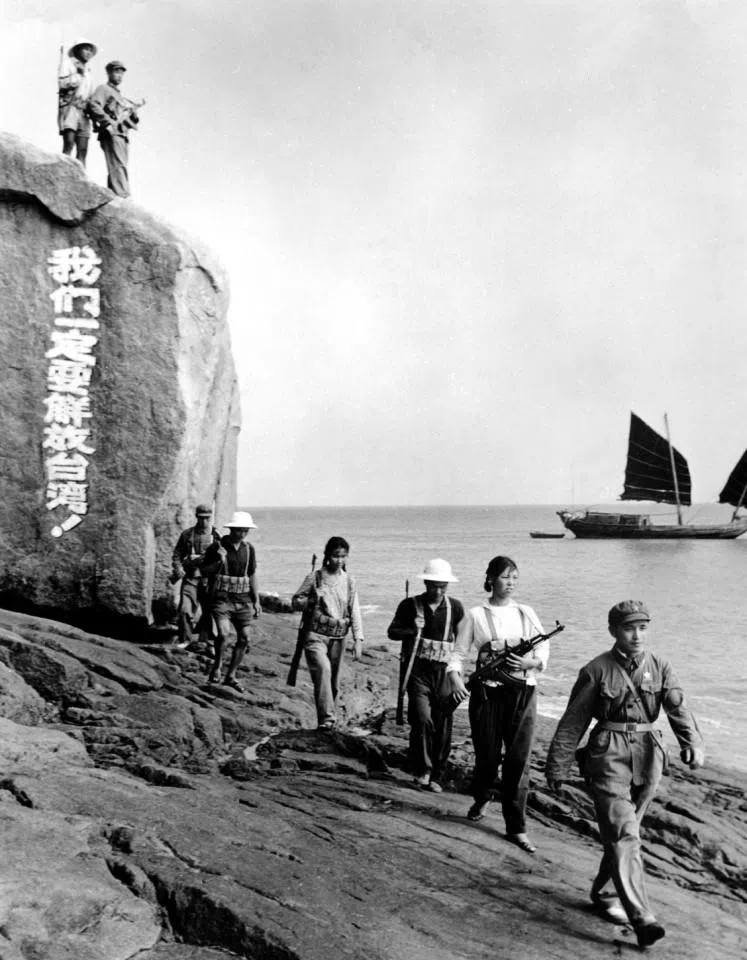 Militia members patrolling the coast in Xiamen, Fujian, 1960s. The rocks bear the slogan: “We must liberate Taiwan.”