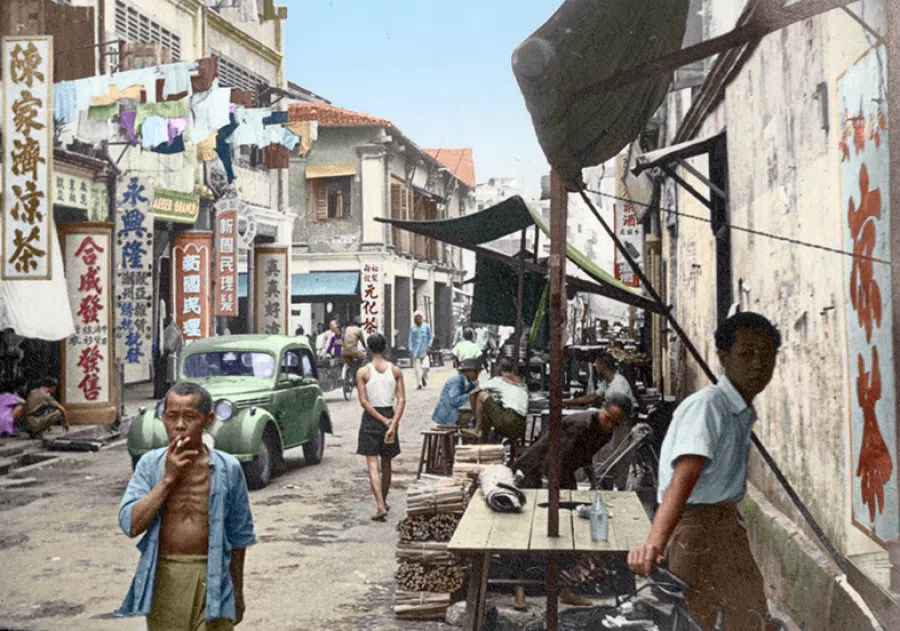 A street with shops run by Singapore’s early Chinese immigrants in the 1920s. When Sir Raffles conceived Singapore’s city masterplan, he designated Kreta Ayer (also known as Chinatown) as the living area for the Chinese. These Chinese neighbourhoods looked more unkempt than the British areas as the two communities belonged to different economic and social classes.