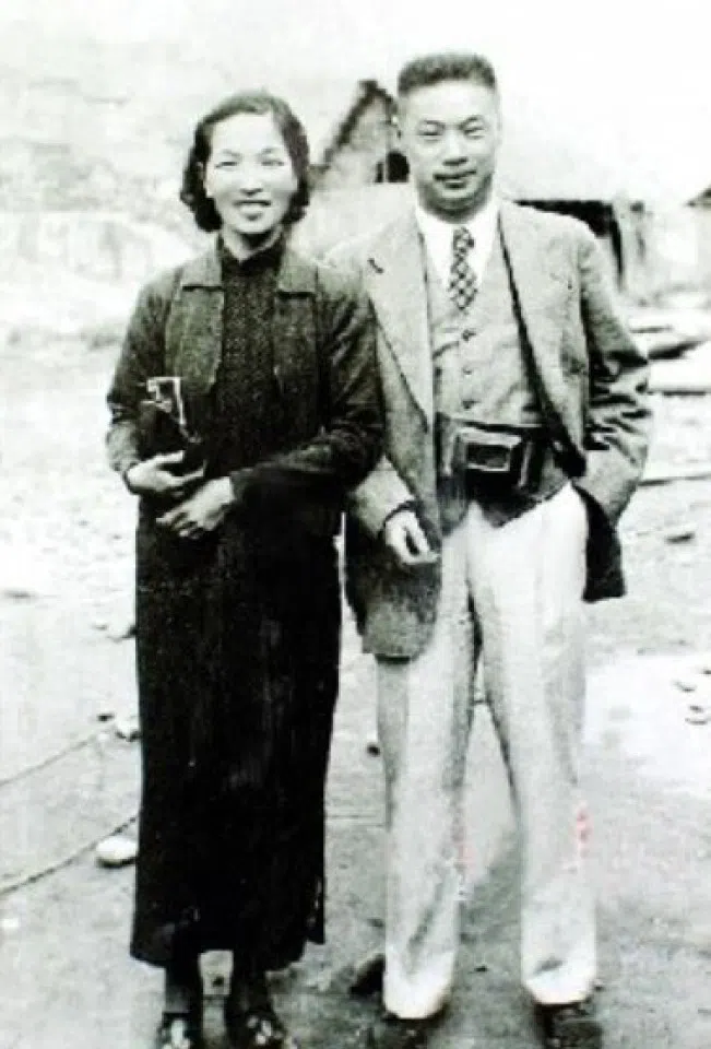 Thomas Chao with his wife. (Internet)