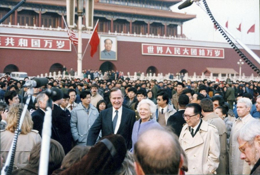 In February 1989, US President George H.W. Bush and his wife visited China and walked at Tiananmen Square, facing the Beijing crowd.