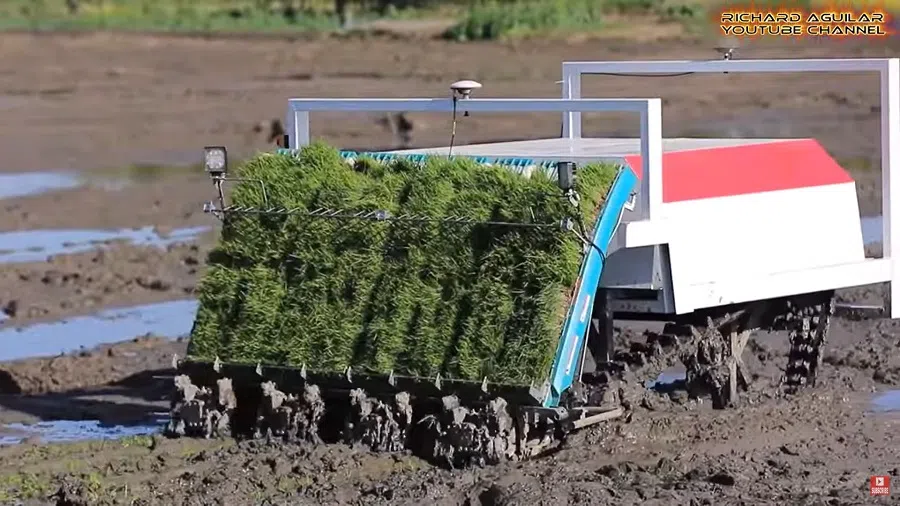 A screen grab from a video featuring AI farming technology in China, including this seeding robot. (Internet)