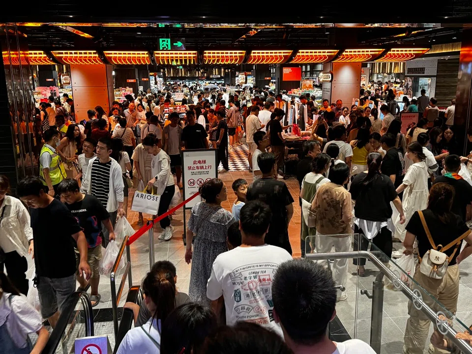 The crowd never subsided at the Pang Dong Lai Angel City supermarket.