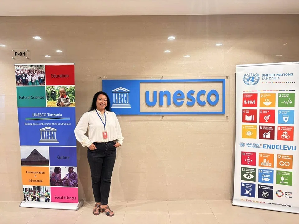 Huang Shudan, a post-90s Chinese doctoral student, standing in front of the entrance to the UNESCO office in Dar es Salaam, Tanzania. (Photo provided by interviewee)