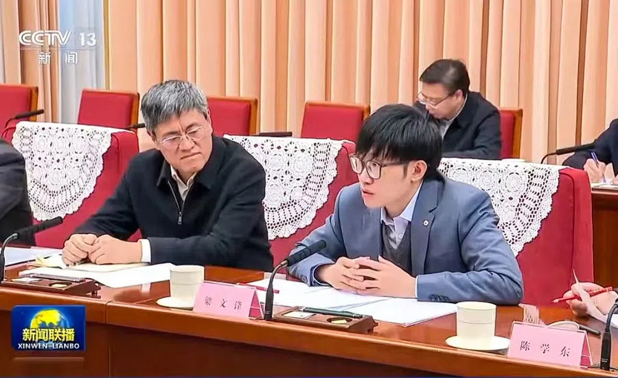 A screen grab of a video featuring DeepSeek founder Liang Wenfeng (right) speaking at a symposium in Beijing, 20 January 2025. (Internet)