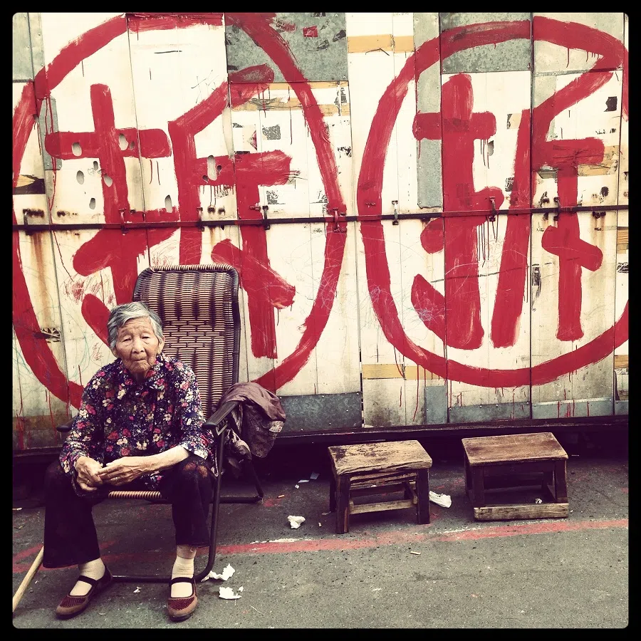 Many residents and purveyors were resigned to impending eviction. Demolition signs at the former antique market of Dongtai Road.