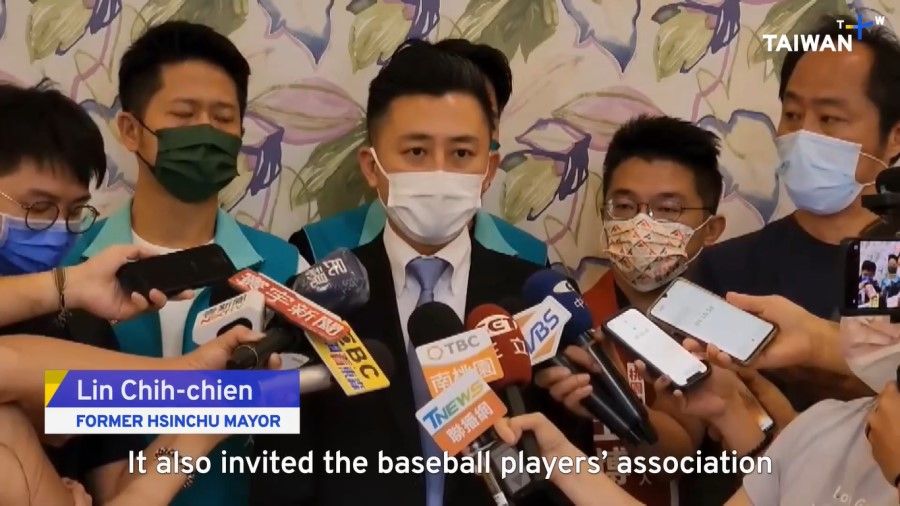 A screen grab from a video featuring Lin Chih-chien speaking to the media about the Hsinchu Baseball Stadium. (Internet)