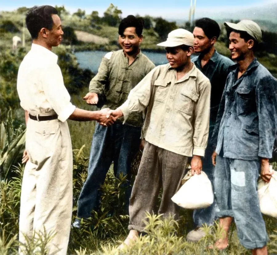 Investigation Bureau personnel guiding CCP underground members down from the mountains, 1952.