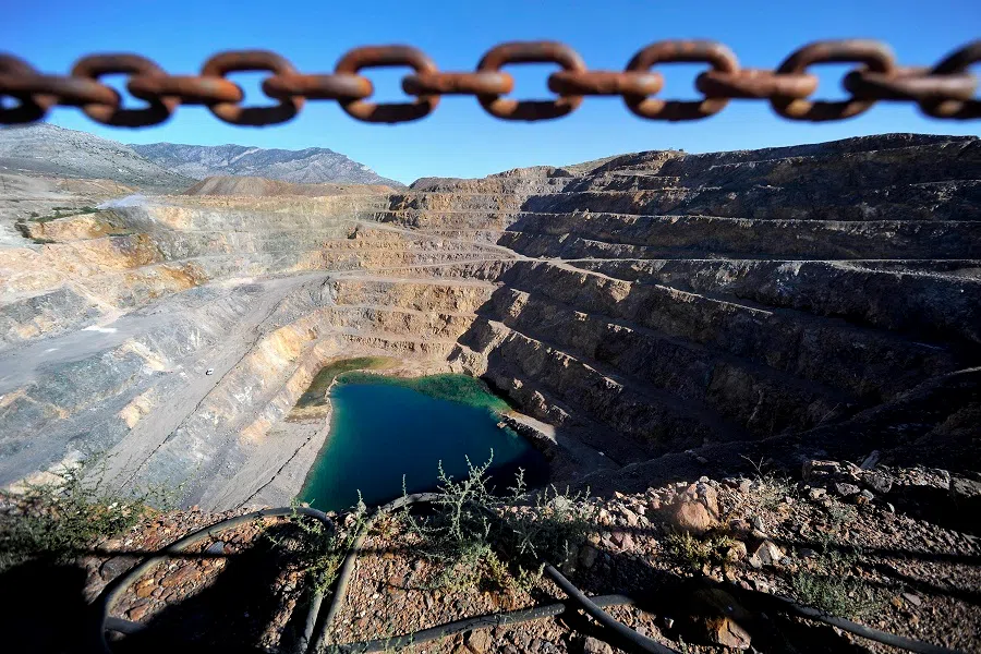 Terraced roads line the Molycorp Mountain Pass open pit mine in Mountain Pass, California, US, 10 September 2009. (Jacob Kepler/Bloomberg)