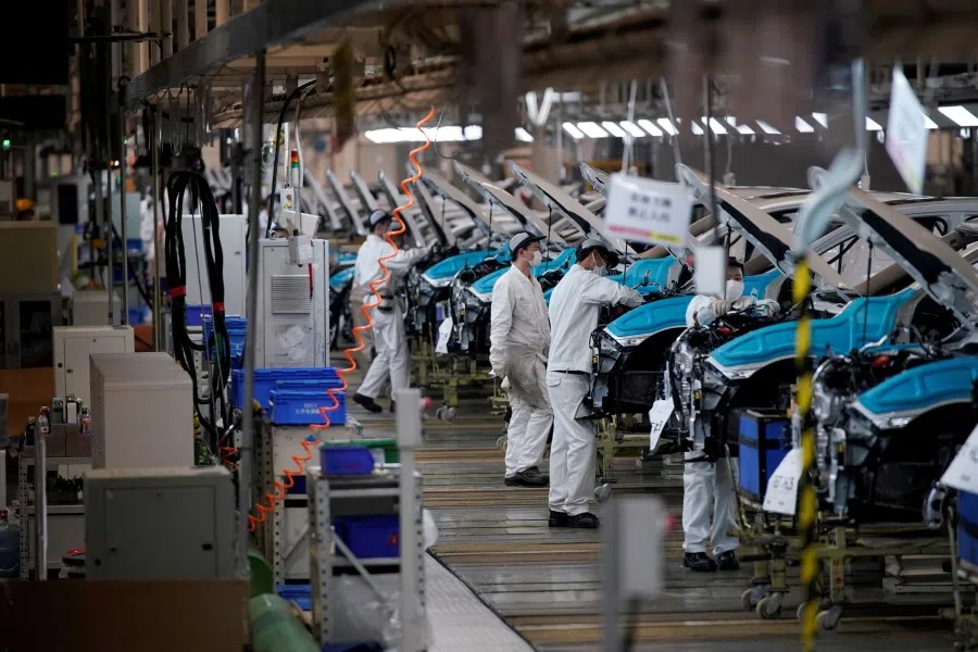Employees work on a production line inside a Dongfeng Honda factory in Wuhan, 8 April 2020. (Aly Song/REUTERS)