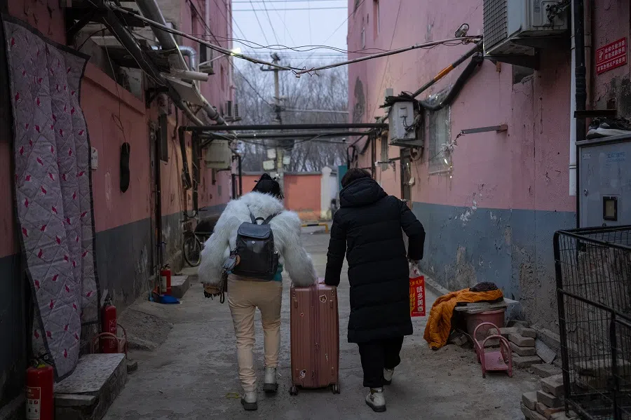 Early in the morning four days before Chinese New Year, Sister Chen drags her luggage on her way home to Sichuan.
