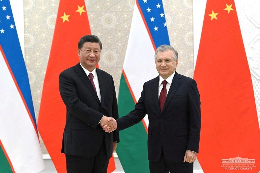 China's President Xi Jinping and Uzbekistan's President Shavkat Mirziyoyev pose for a picture during their meeting on the sidelines of the Shanghai Cooperation Organisation (SCO) summit in Samarkand, Uzbekistan, 15 September 2022. (Press service of the President of Uzbekistan/Handout via Reuters)