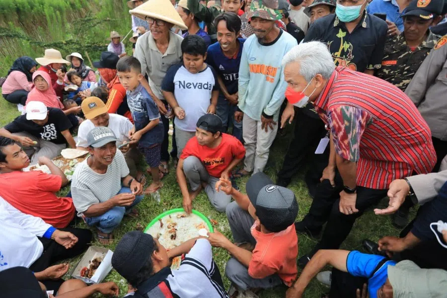 Ganjar (right, with mask) visiting farmers in Temanggung, Java, 9 August 2022. (Ganjar Pranowo/Facebook)