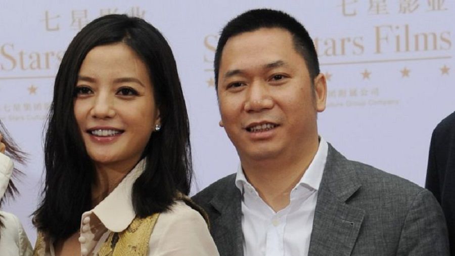 Vicki Zhao (left) and her husband Huang Youlong. (Internet)