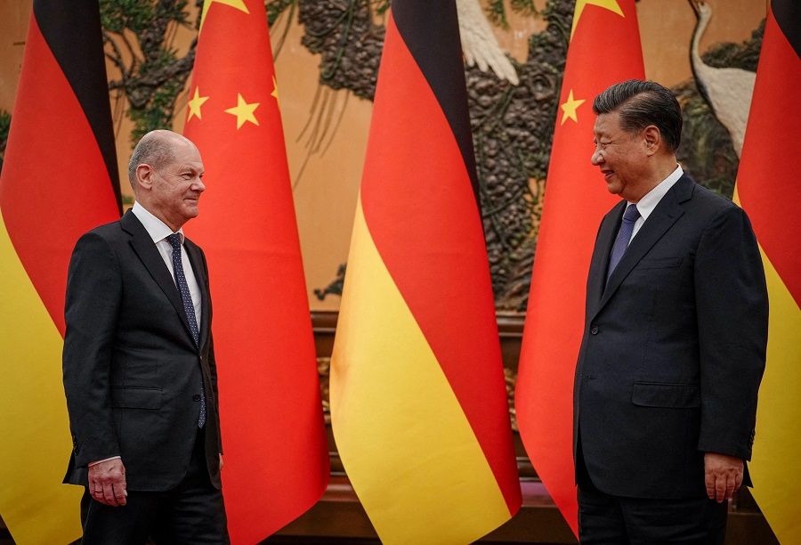 German Chancellor Olaf Scholz (left) meets Chinese President Xi Jinping in Beijing, China, 4 November 2022. (Kay Nietfeld/Pool via Reuters)