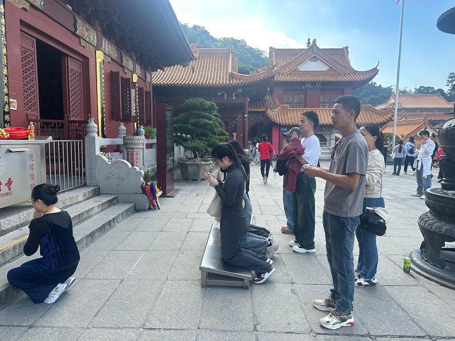 People pray at Hongfa Temple in Shenzhen.