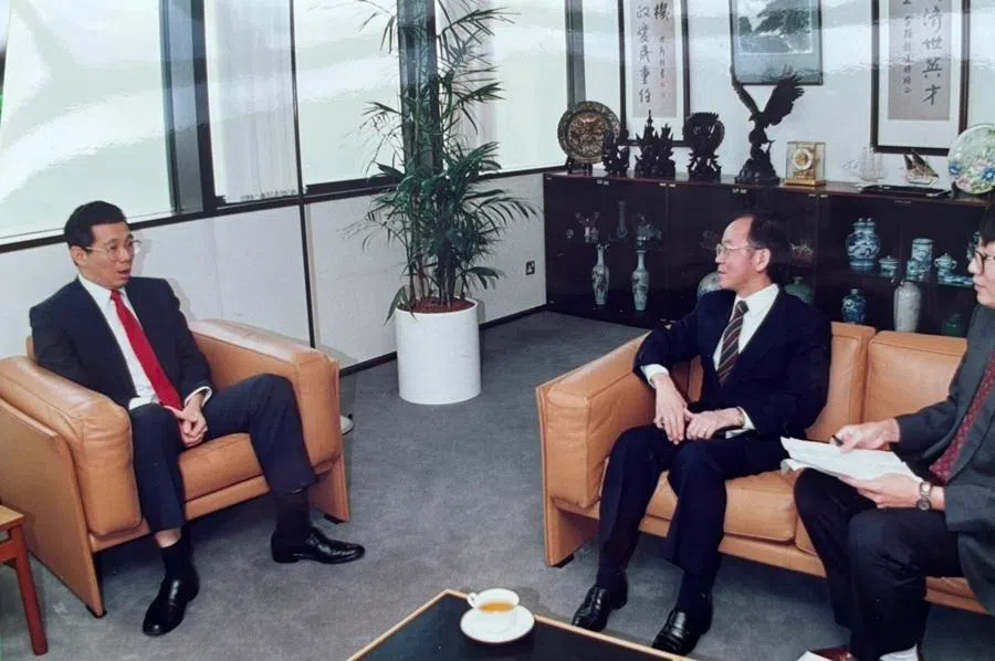 China Times editor-in-chief Huang Chao-sung and I interviewed Deputy Prime Minister Lee Hsien Loong in 1992, for a China Times special featuring Singapore.