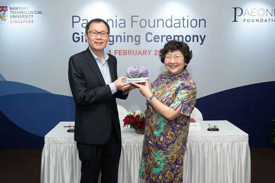 Alice Yin Hung’s Paeonia Foundation donated S$5 million to Nanyang Technological University in February 2024 to support leadership development programmes in cooperation with the University of Pennsylvania. Professor Ho Teck Hua, president of NTU, presented a souvenir to Hung to express his gratitude. (Nanyang Technological University)