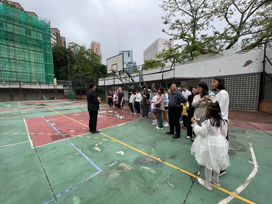 Mainland Chinese parents and their children participating in the Hong Kong school-visiting tour. (SPH Media)