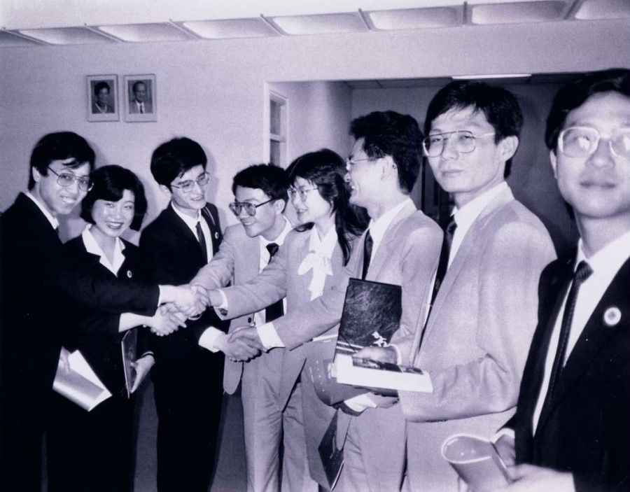 Students of Fudan University (left) and National Taiwan University (right) at the international university Chinese language debate competition in Singapore, 1988.