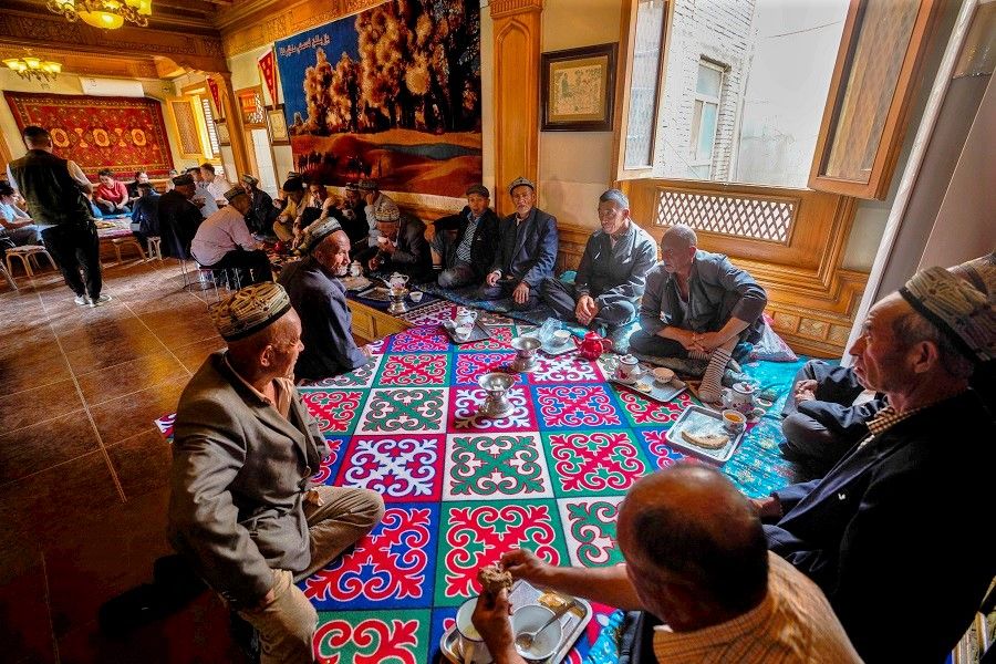 Is Xinjiang becoming a new "Palestinian issue"? In this photo taken on 17 May 2020, residents are having tea in a teahouse in Kashgar, Xinjiang, China. (Xinhua)