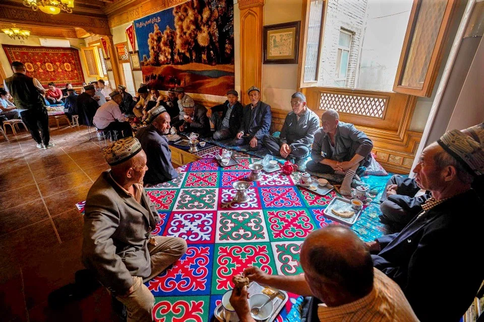 Is Xinjiang becoming a new "Palestinian issue"? In this photo taken on 17 May 2020, residents are having tea in a teahouse in Kashgar, Xinjiang, China. (Xinhua)