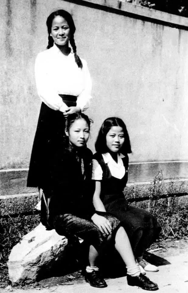 Around 1949, Lin Liyun (first from right) studied at the Kobe Chinese School in Japan. At that time, the People's Republic of China had just been established, and Chinese in Japan were filled with longing for the new China.