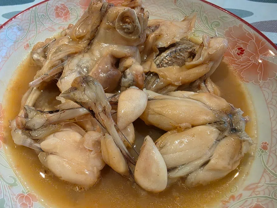Stir-fried frog legs with ginger.