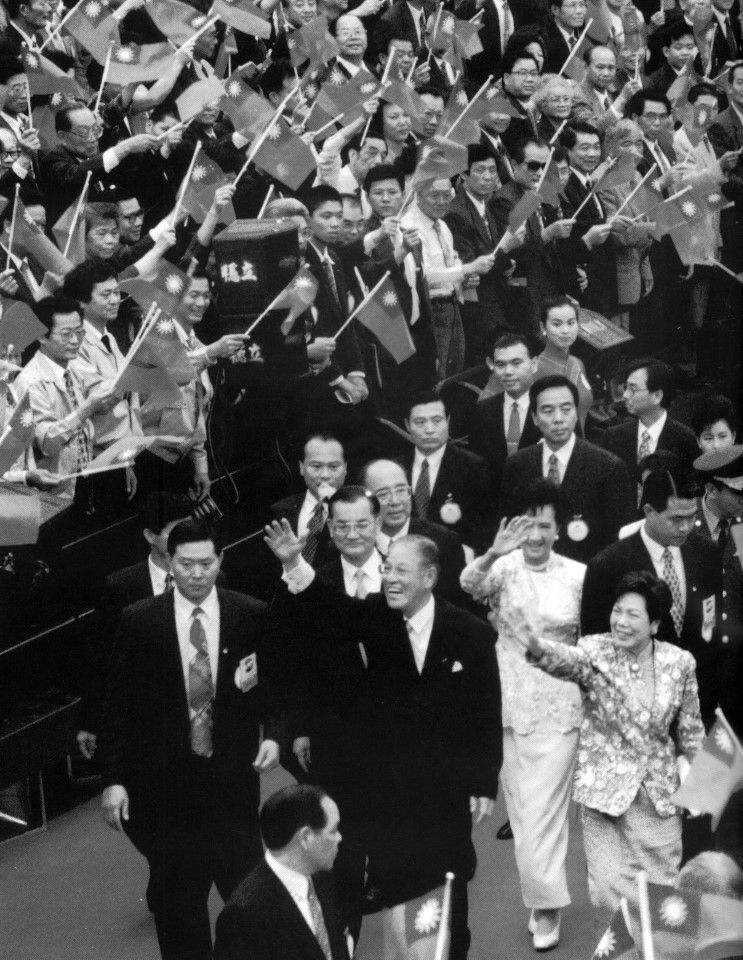 The KMT-nominated Lee Teng-hui (centre, waving) became Taiwan's first elected president. He and Vice President Lien Chan (behind Lee) and their wives wave to guests at the installation ceremony.